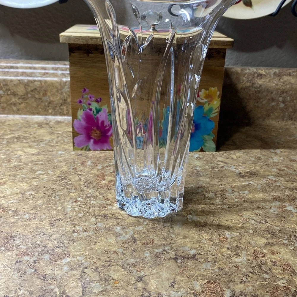 Elegant clear crystal Geometric Accent Vase with Scalloped Rim